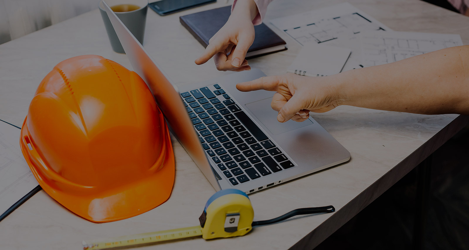 Profesionales en un entorno laboral, representando la formación en prevención de riesgos laborales